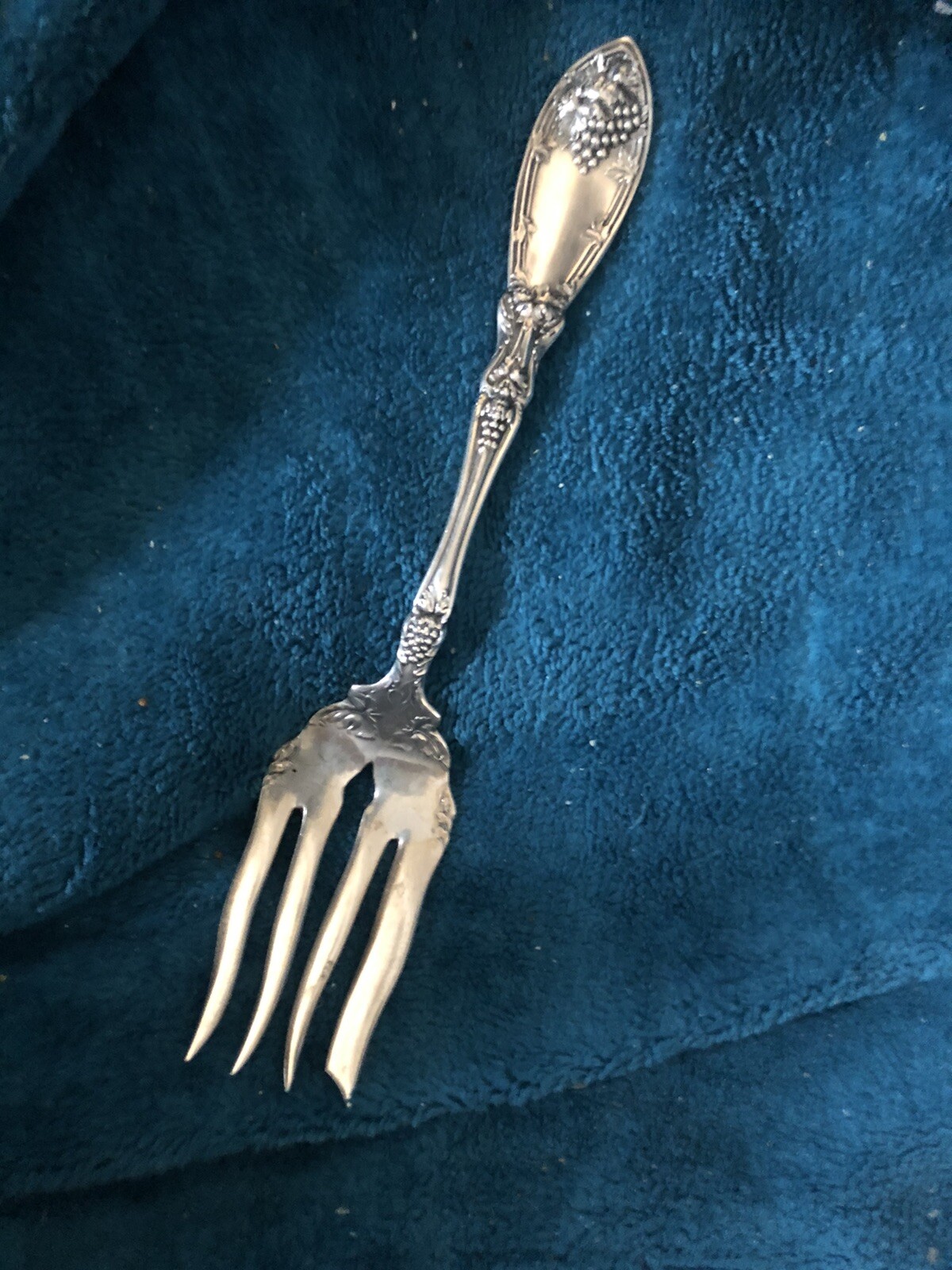 La Vigne Grape Ornate ROGERS SILVERPLATE Cold Meat Charcuterie Serving Fork Nice