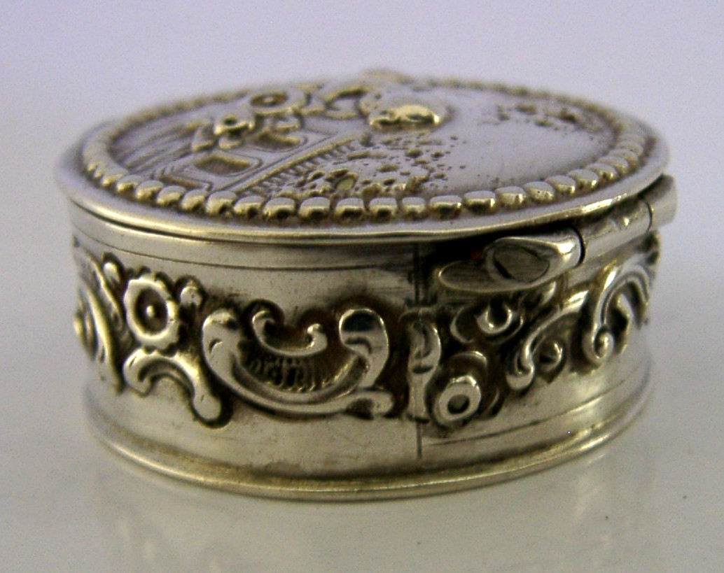 PRETTY BELGIAN SOLID SILVER CHERUB PILL BOX c1930