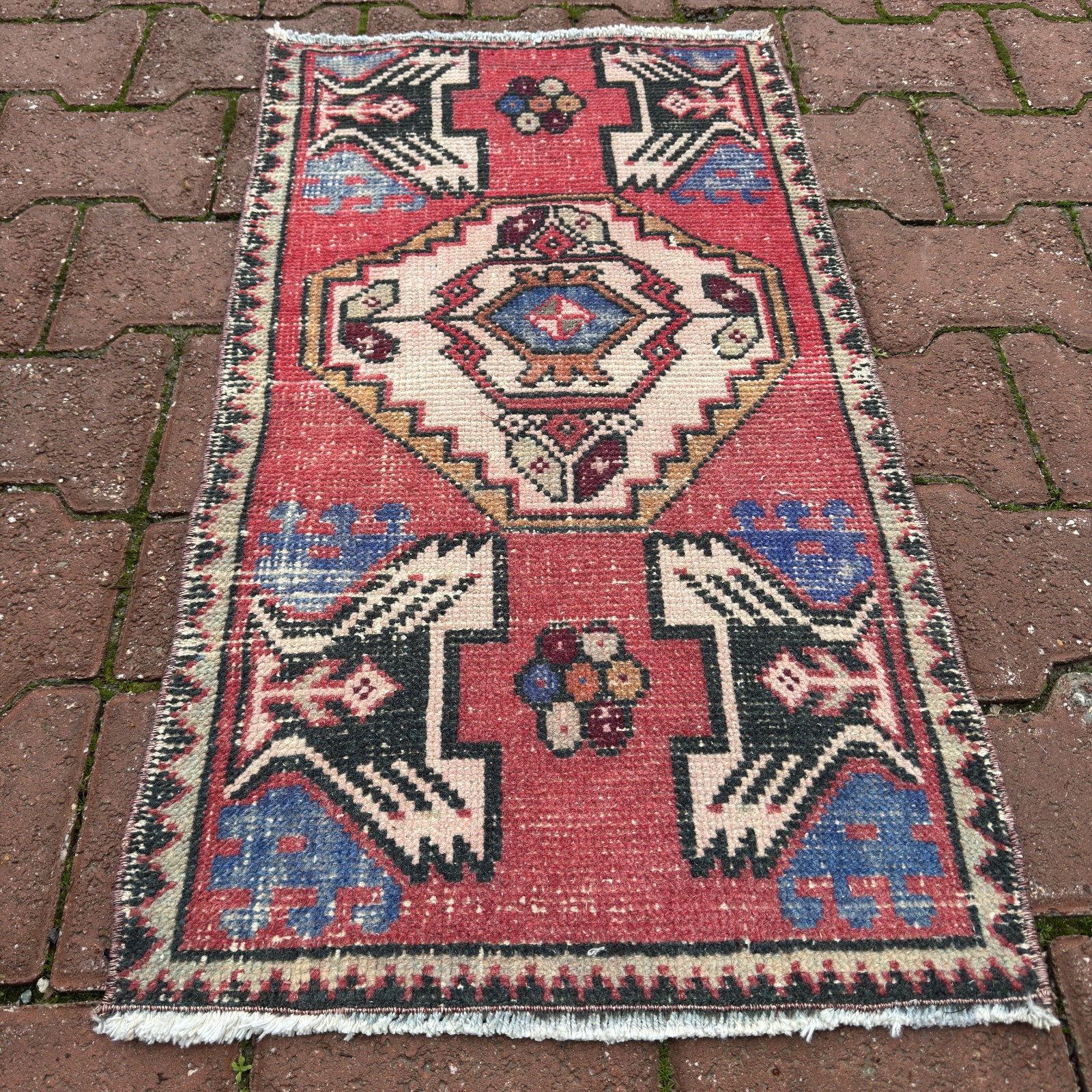 Red Blue 2×3 ft Vintage Turkish Wool Rug With Ivory Medallion – Tariff Free