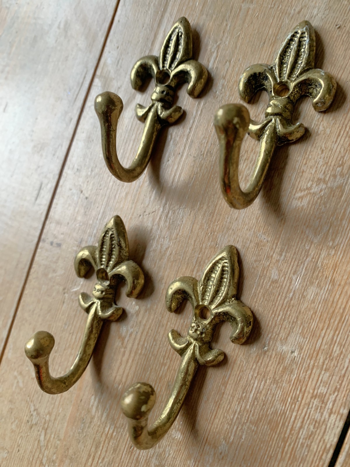 4 Vintage Tarnished Brass Metal Hooks – Fleur de Lis Lys, GC