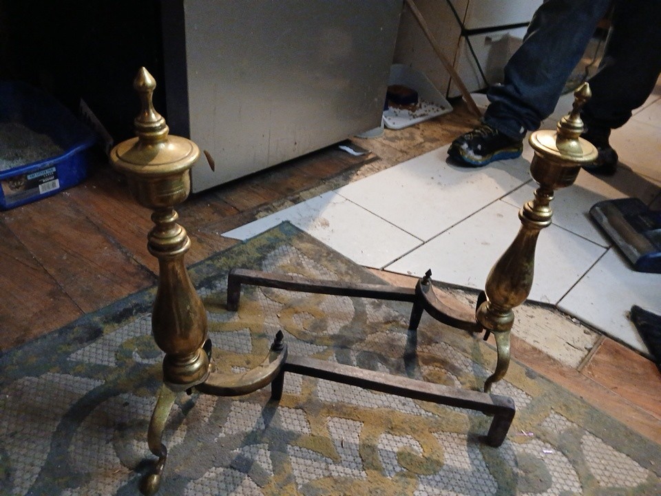VINTAGE BRASS AND CAST IRON FIREPLACE ANDIRONS