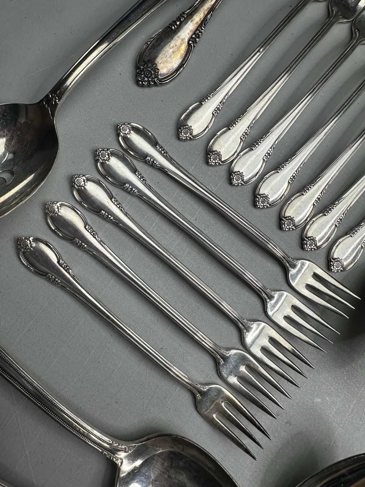 1847 Rogers Bros. Set For 12 Remembrance Silverplate Flatware Set 105 pcs