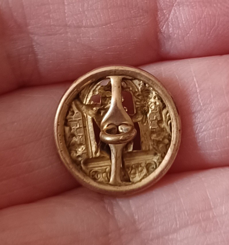 Antique Picture Button Jester Rigoletto Opera Detailed Pierced Goldtone Button