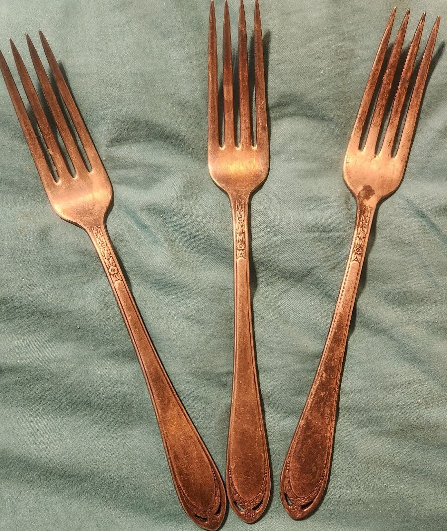 1847 Rogers Bros Floral Pattern Silverplate Set Of 3 Dinner Forks Tarnished VNTG