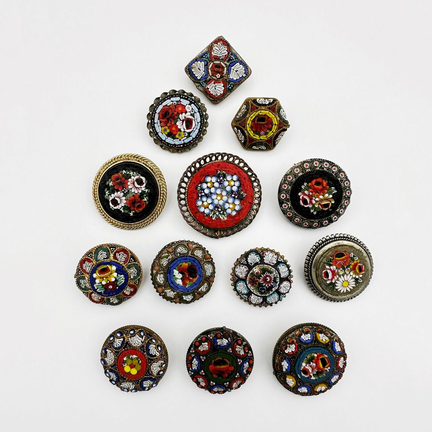 13 VARIOUS VINTAGE ITALIAN MICRO MOSAIC BROOCHES