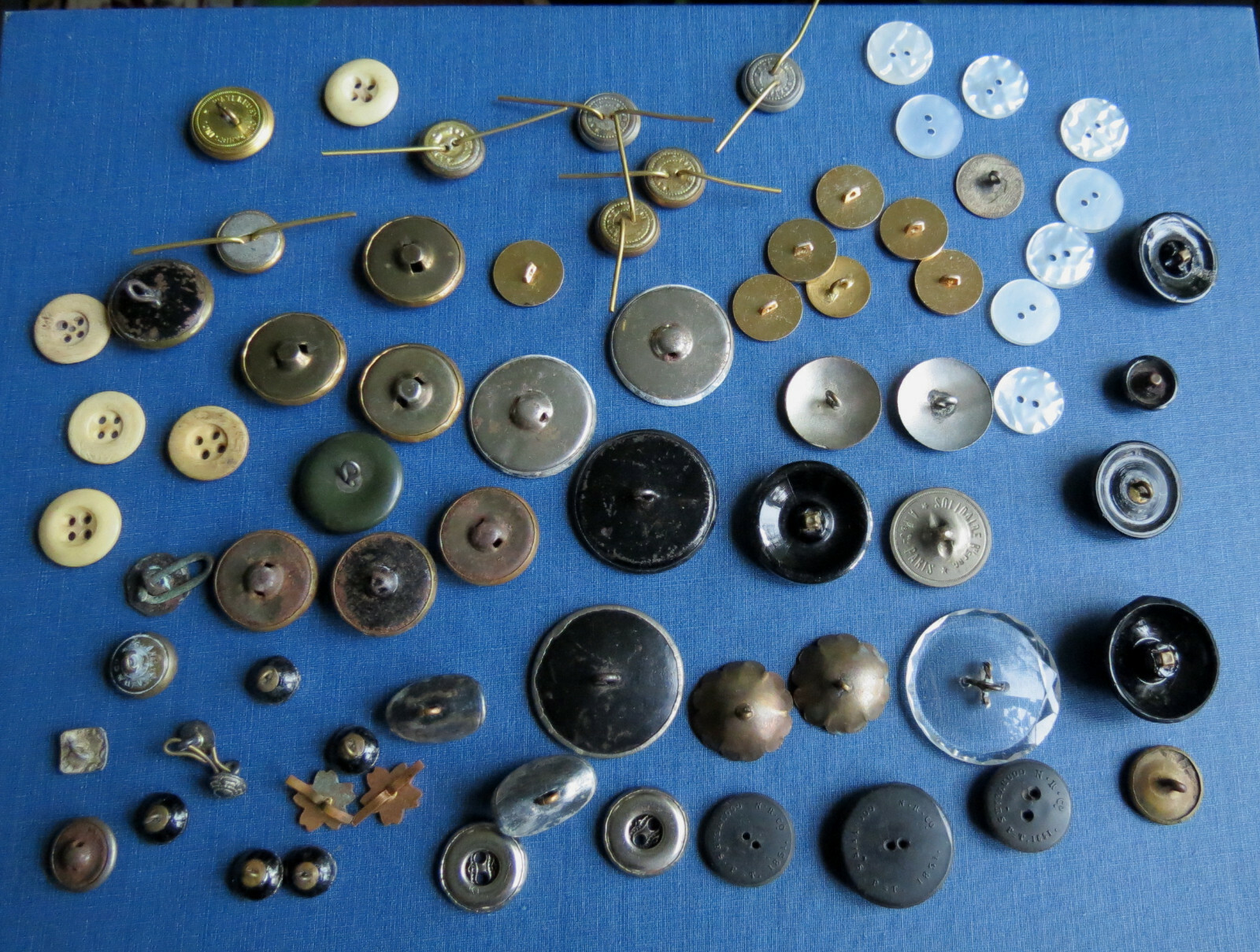 70 ANTIQUE & VINTAGE BUTTONS IN BRASS METAL GLASS ETC.
