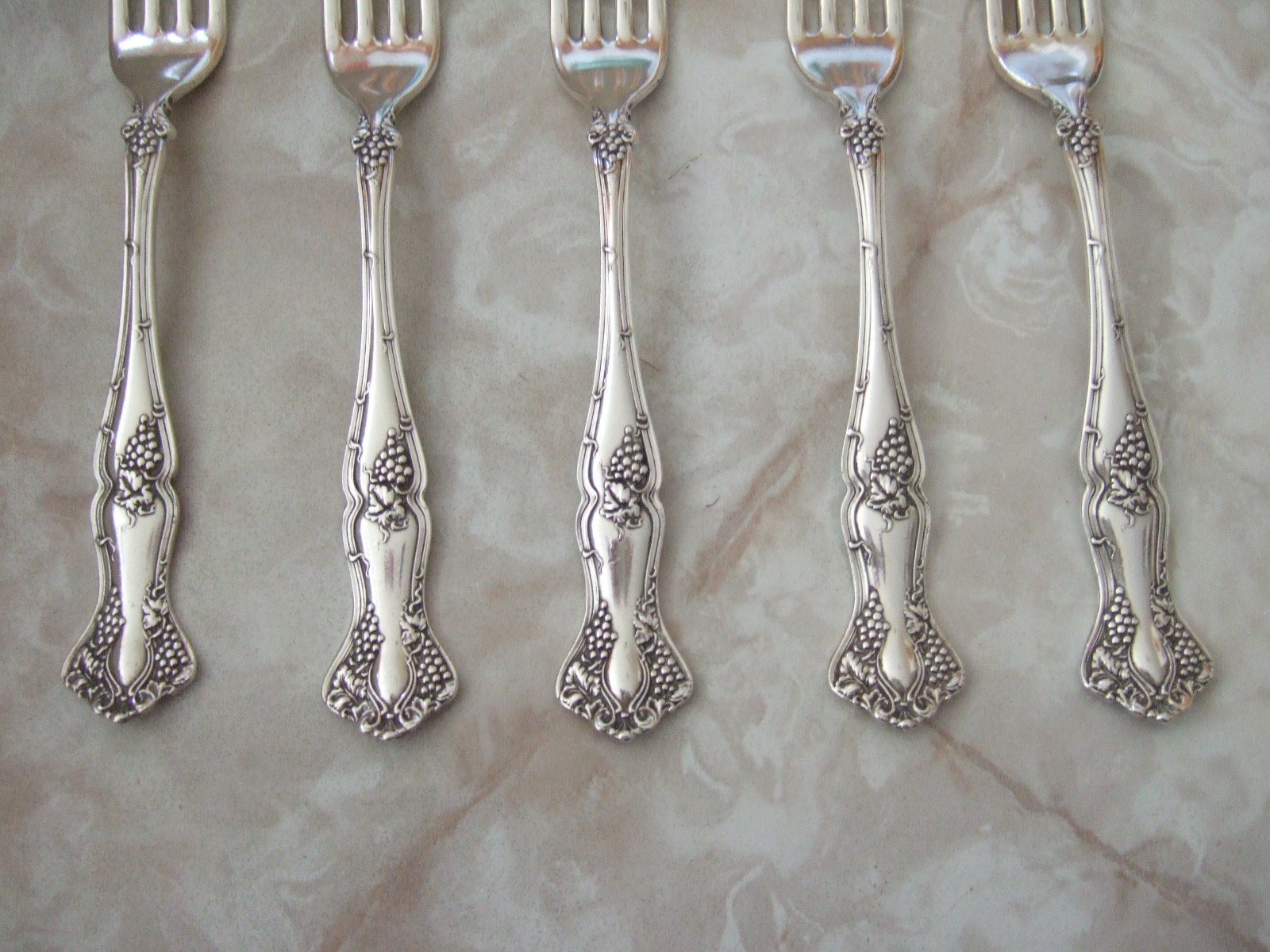 5 DINNER FORKS 1847 ROGERS BROS VINTAGE GRAPES Pattern Silverplate 7 5/8″ L
