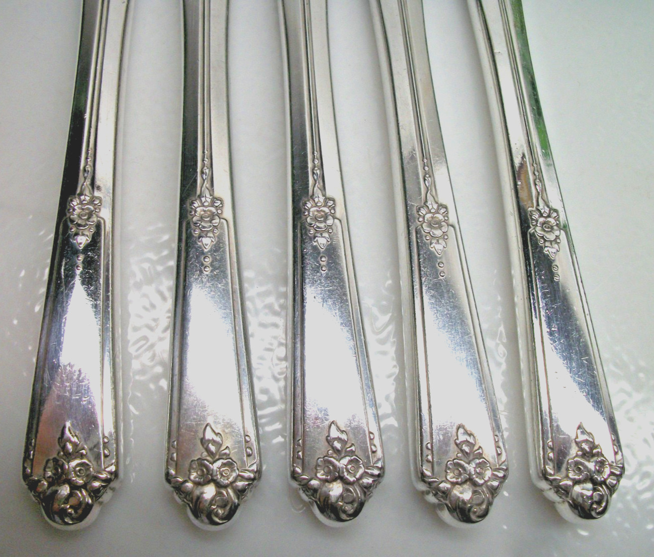 5 Oneida Silver Community SWEET BRIAR Silverplate Luncheon Grille Knives 1948