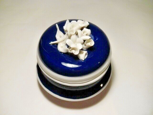 CAPODIMONTE TREASURE BOX, SMALL ROUND PORCELAIN COBALT MOLD SHAPELY, 1806 – 1834