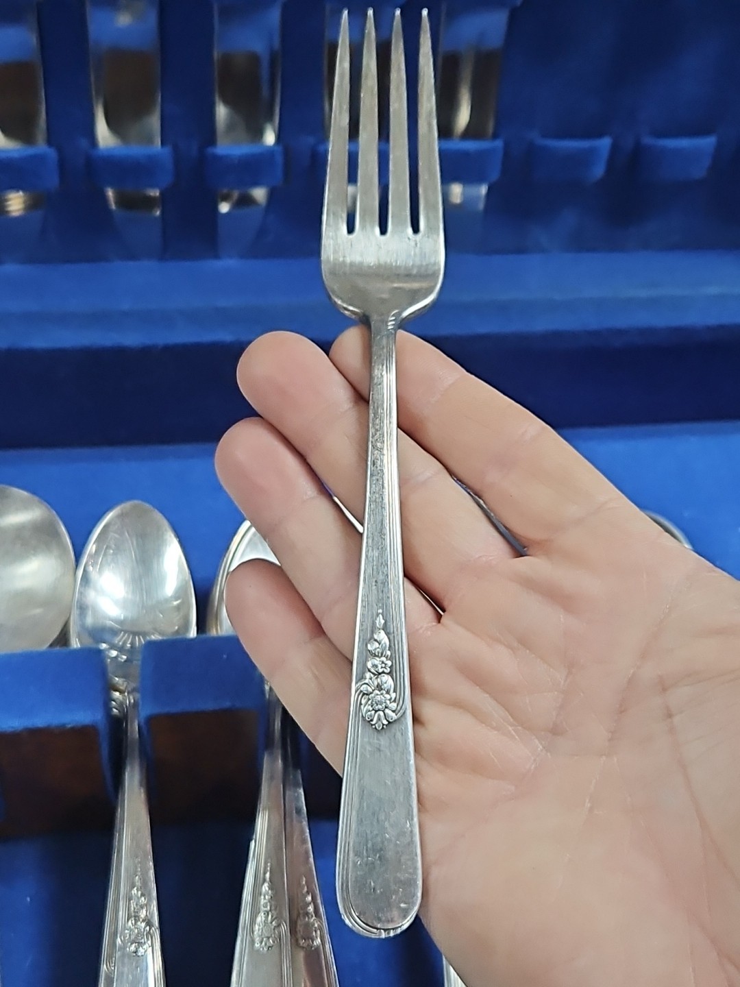 Youth Pattern Flatware Holmes & Edwards Inlaid IS 52 Pc Silverplate SERVICE FOR8