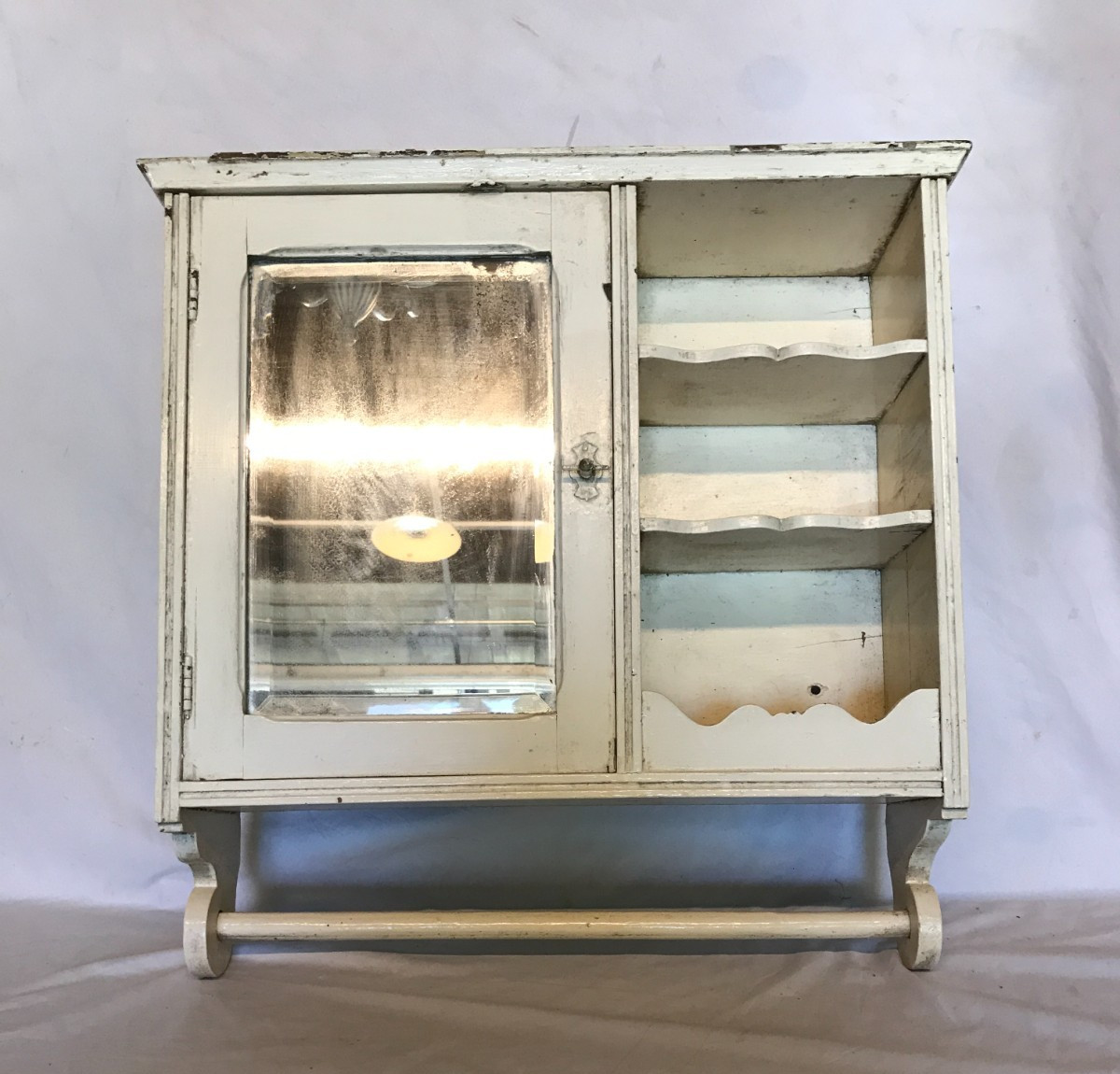 Antique VTG Oak Shabby Wall Cabinet Beveled Mirror Towel Bar Chic Old 941-26B