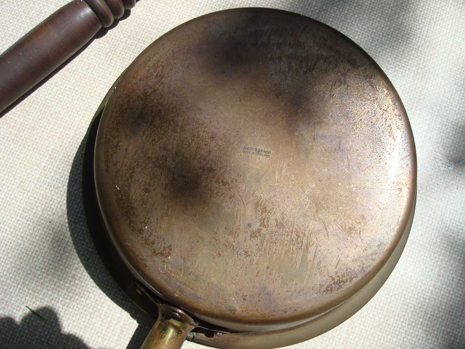 ANTIQUE BRASS ‘PEERAGE’ BED WARMING PAN WITH WOODEN HANDLE APPROX. 35″ LONG