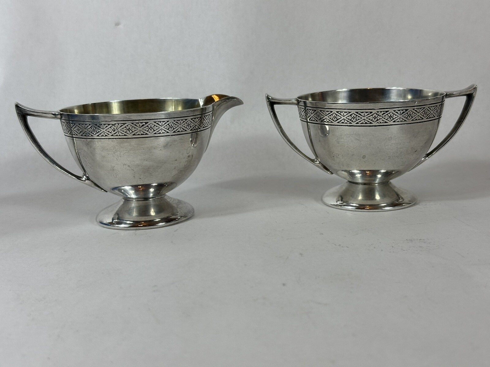 Vintage Meriden International silver creamer and sugar bowl Silver plated D=3.5”