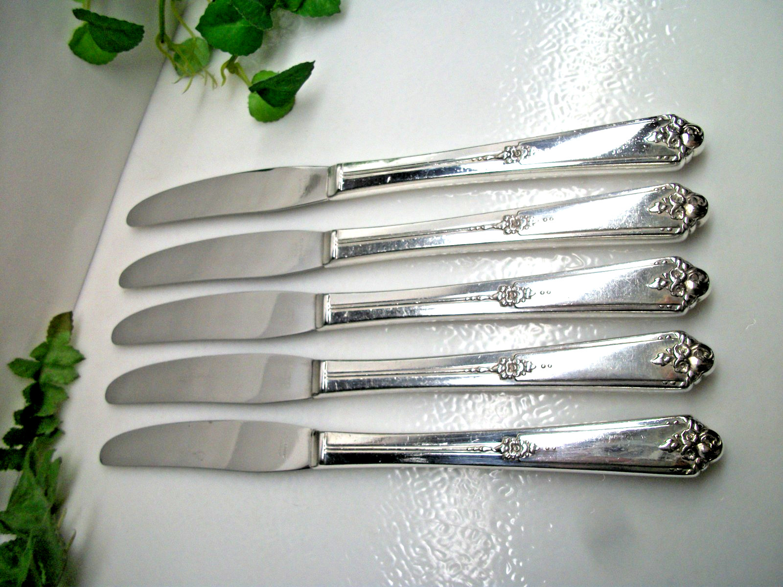 5 Oneida Silver Community SWEET BRIAR Silverplate Luncheon Grille Knives 1948