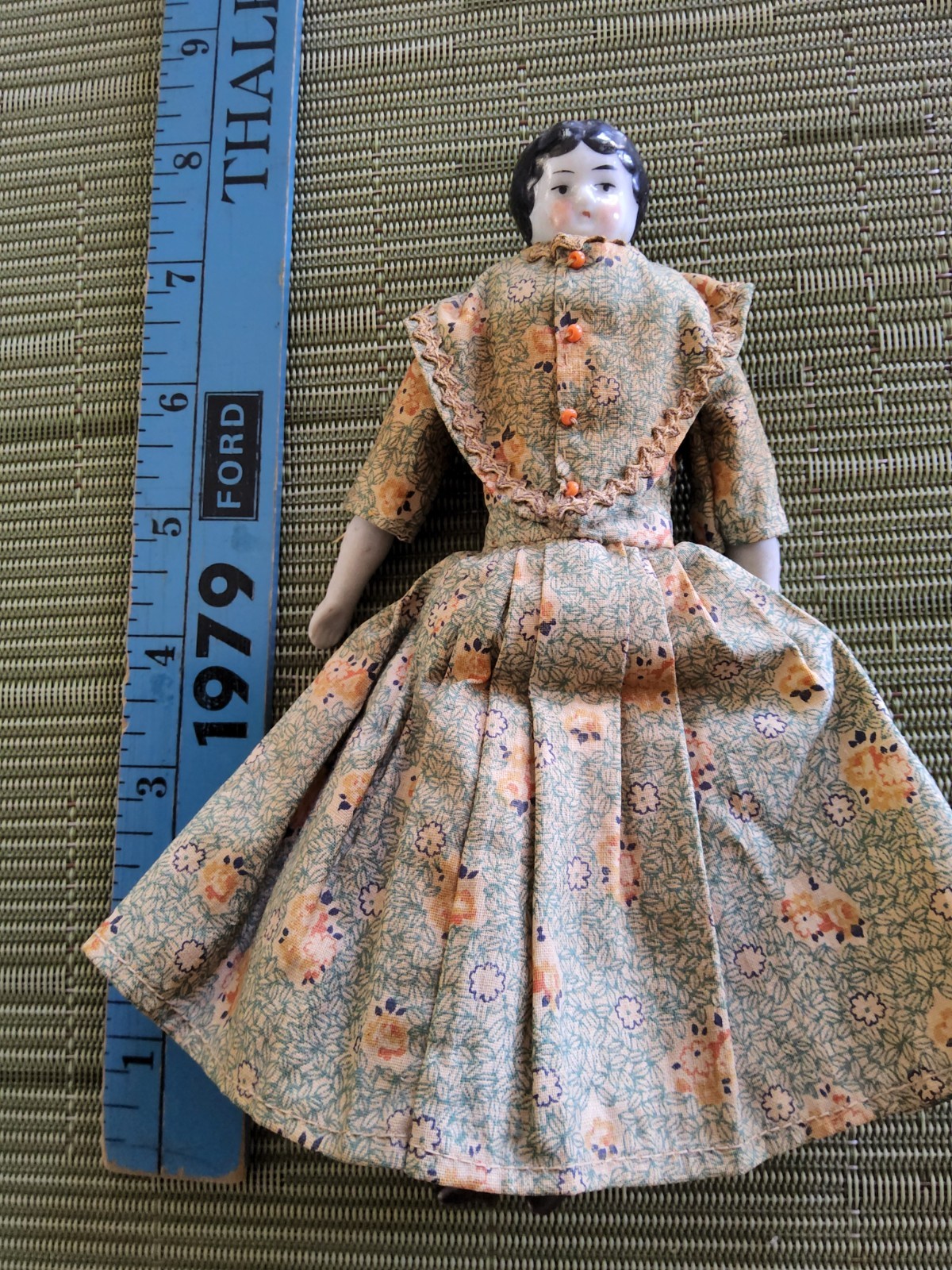 ANTIQUE PORCELAIN CHINA 8″ DOLL, GERMAN, MID 19TH CENTURY,ORIGINAL CLOTHING