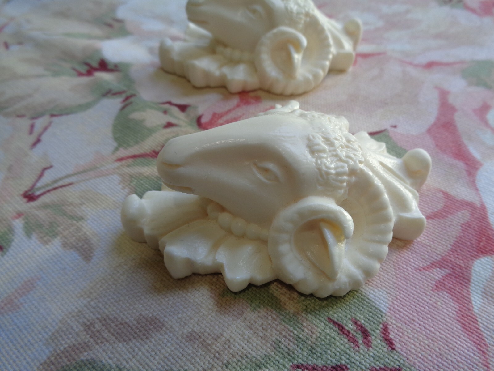 New! Gorgeous Ram’s Head Center 2 Pc Architectural Pediment Furniture Applique