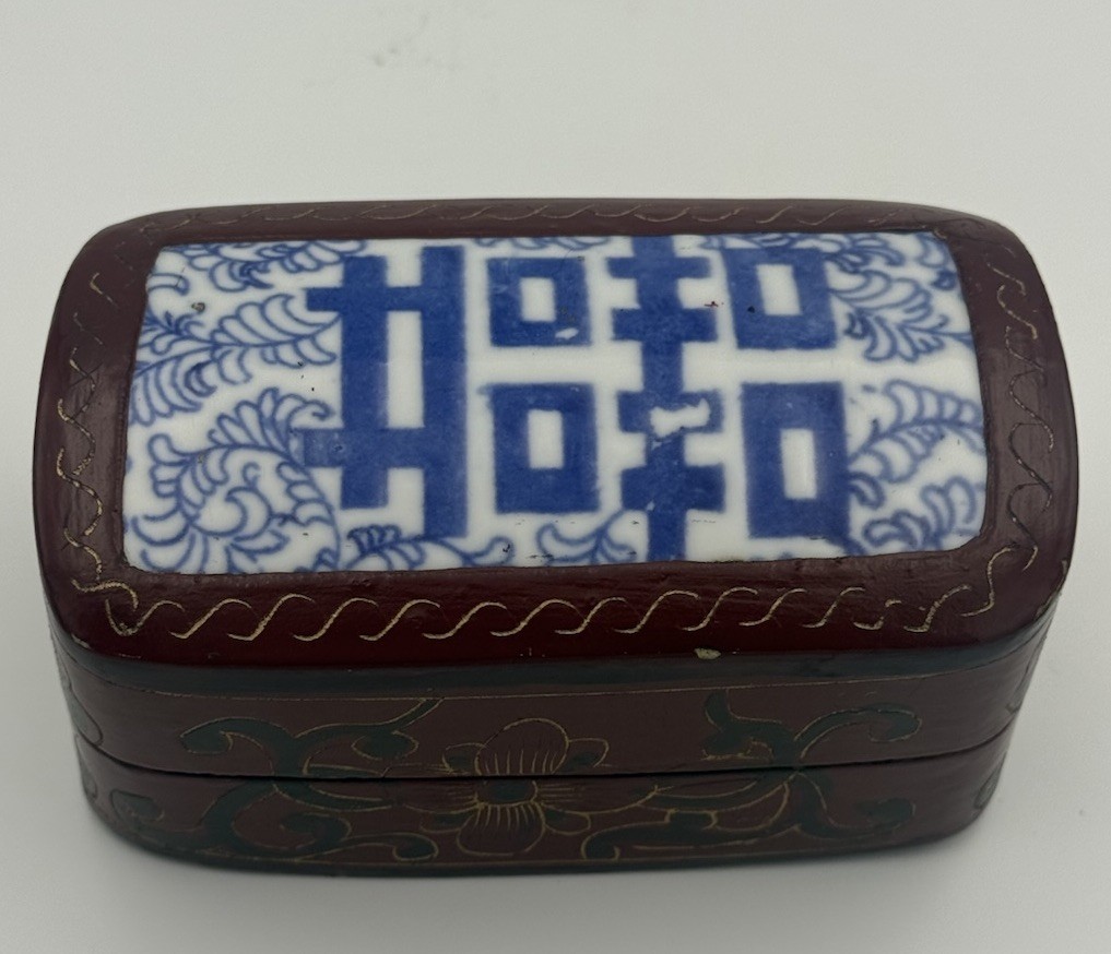 ANTIQUE CHINESE LACQUERED WOOD TEA OR OPIUM CADDY W/ PORCELAIN INSERT