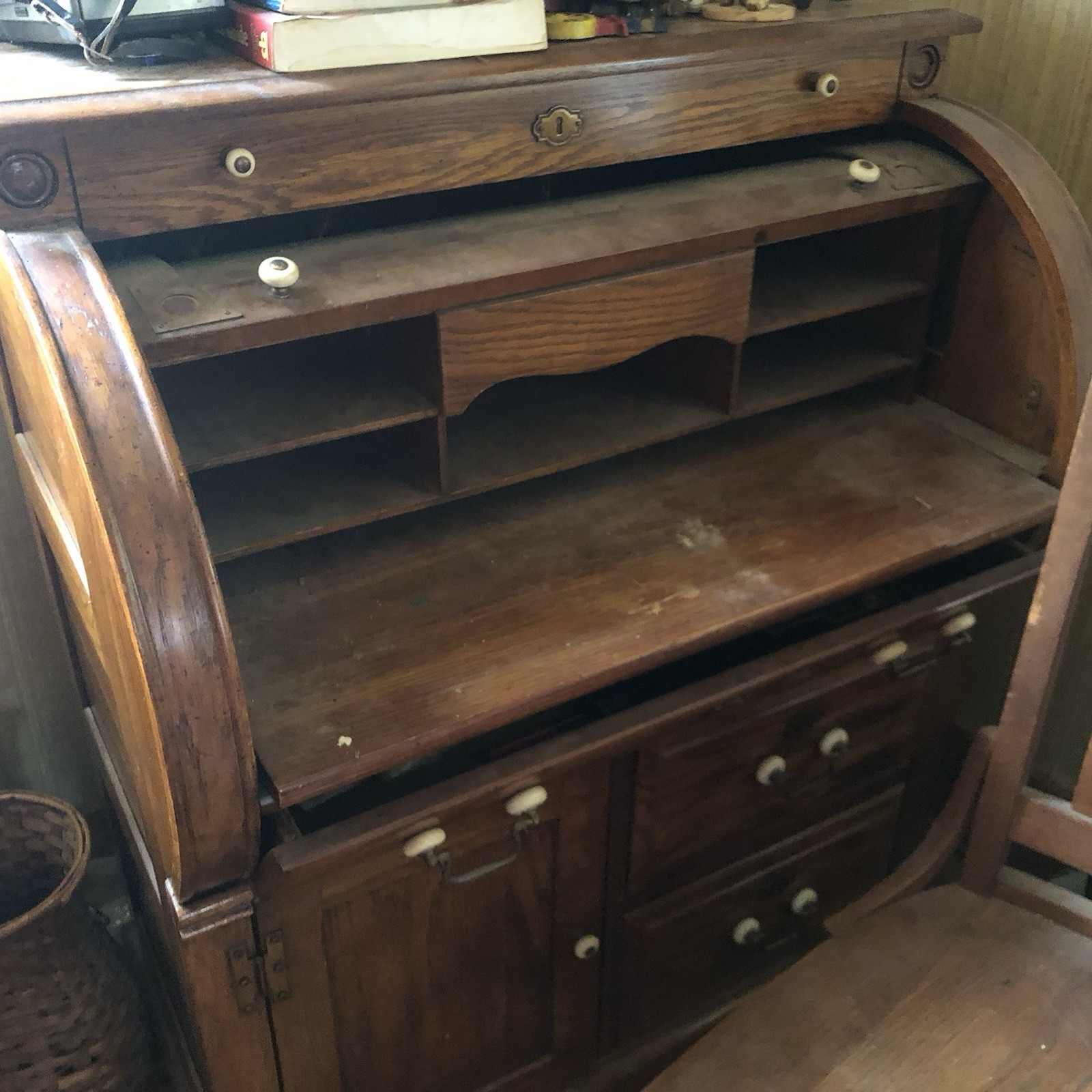 Antique oak roll top desk. Brown traditional. Pick up. Local areas.