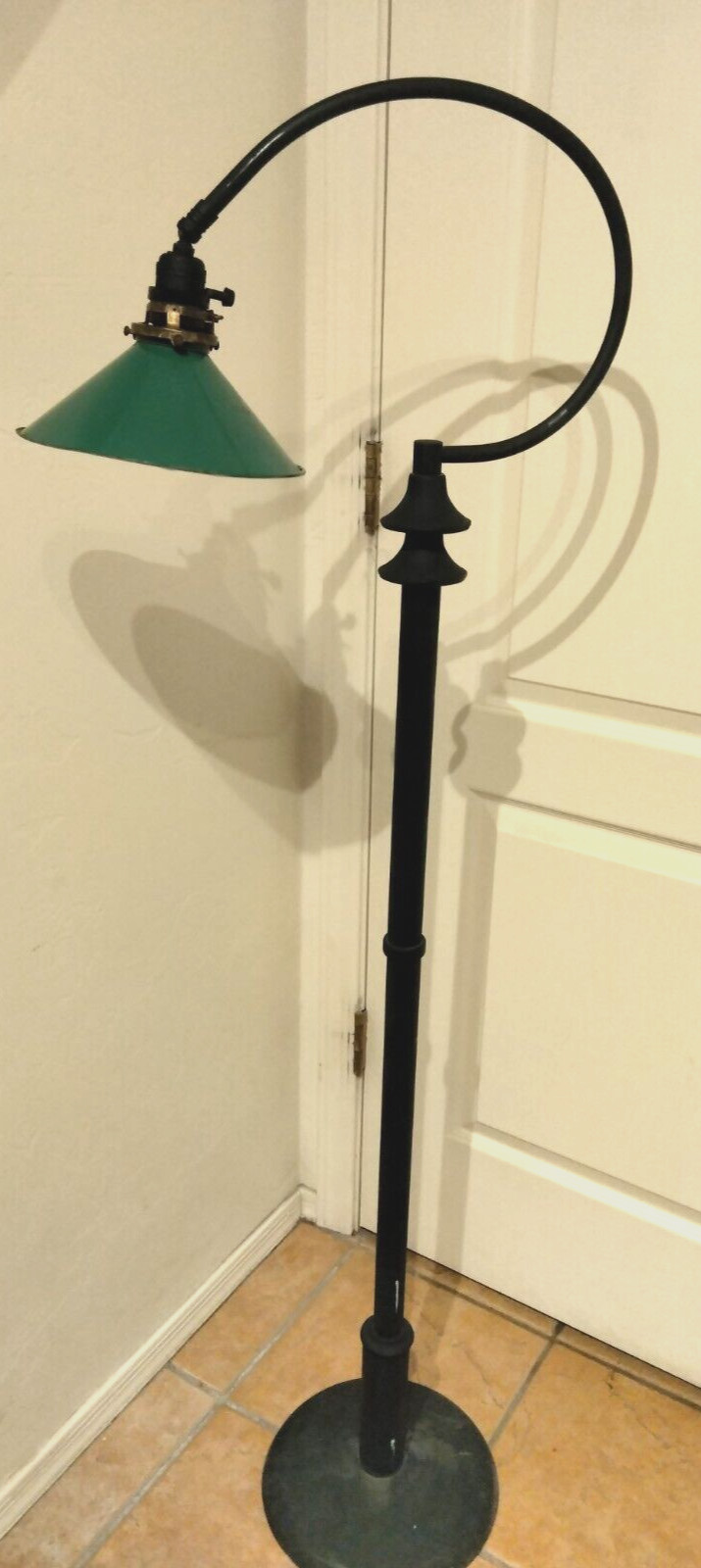 ANTIQUE FARIES ERA ENAMELLED SHADE/POWDER COAT ADJUSTABLE INDUSTRIAL FLOOR LAMP