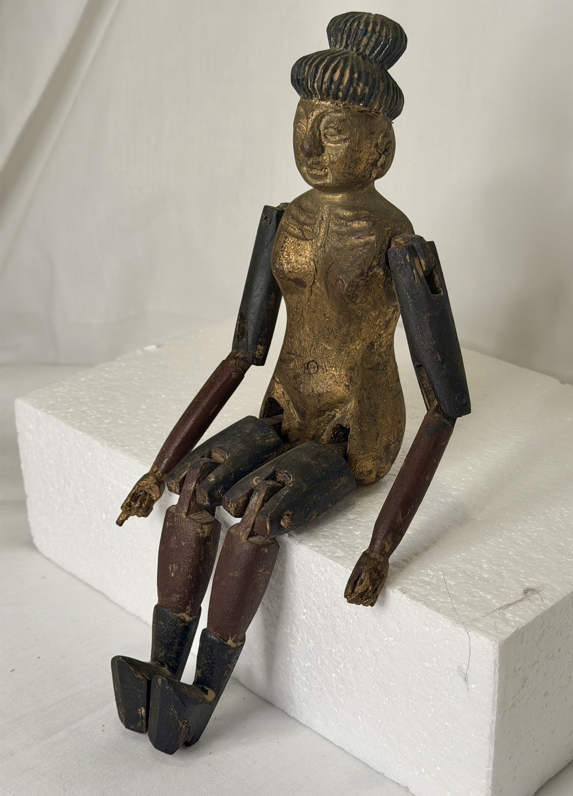 WONDERFUL ANTIQUE CHINESE HAND CARVED GILDED WOODEN FEMALE DOLL