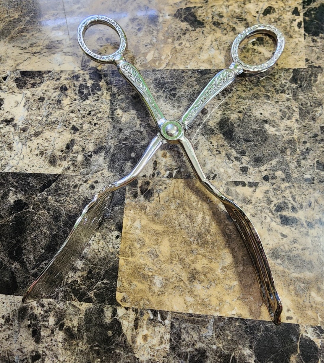 👌NICE ENGRAVED SILVERPLATED SCISSOR PASTRY / SANDWICH TONGS🍩🍪 🥪🥐