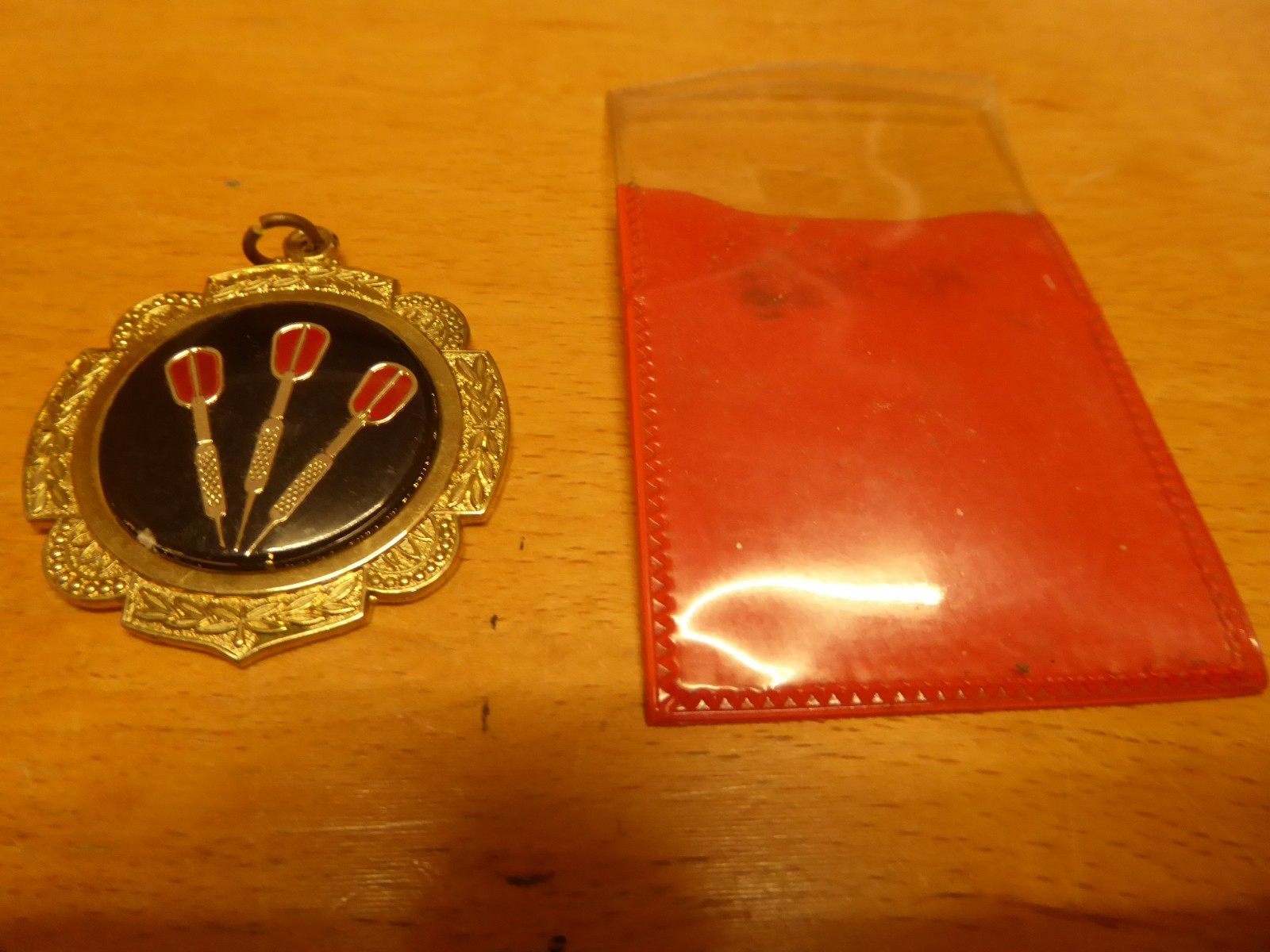 OLD DARTS GOLD/BLACK MEDAL AWARD 3.5 cm DIAM 3 DARTS LOGO #C996