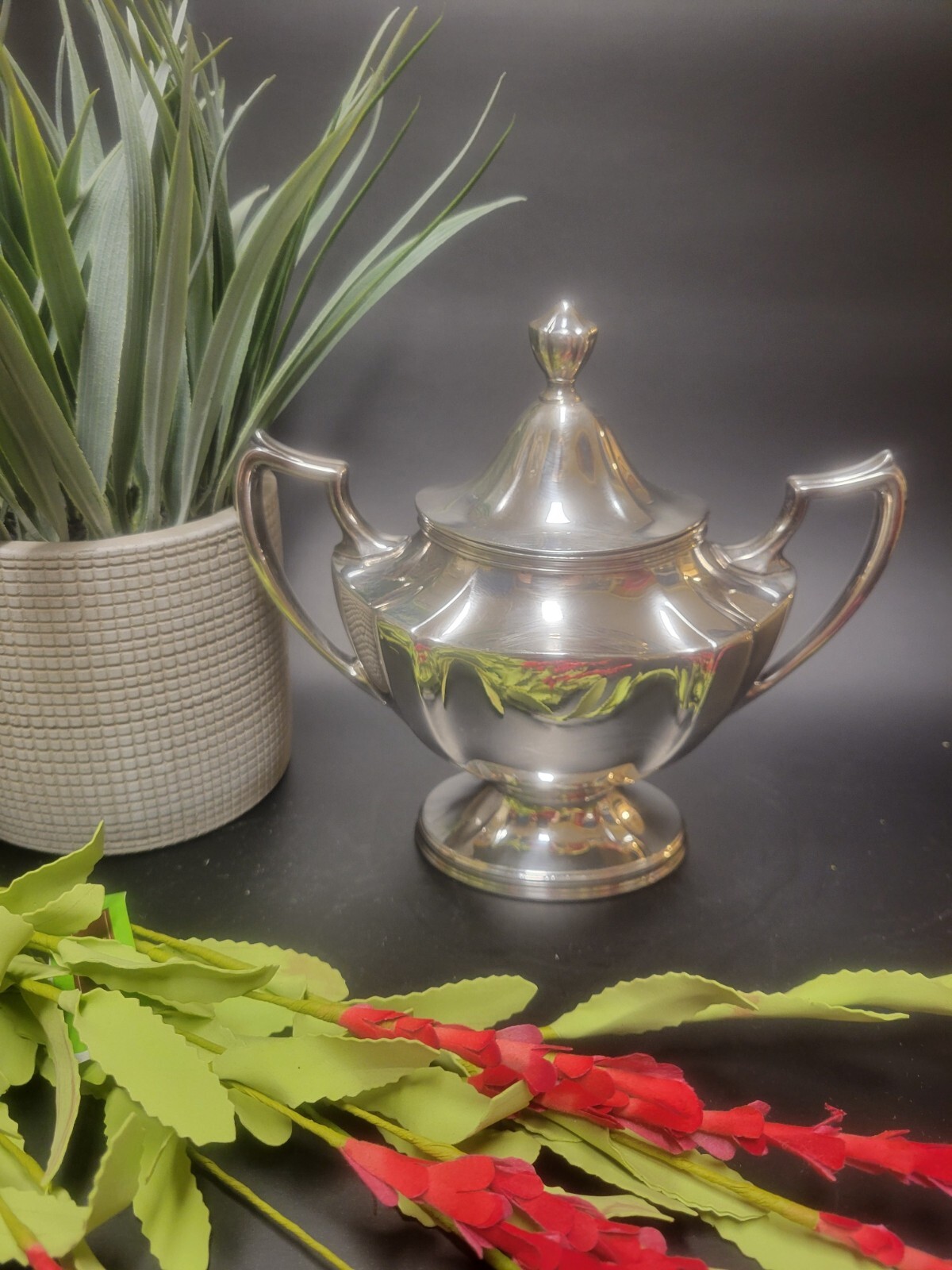 WALLACE BROS – V570 Silver Plate Sugar Bowl w/ Lid (Excellent Condition)