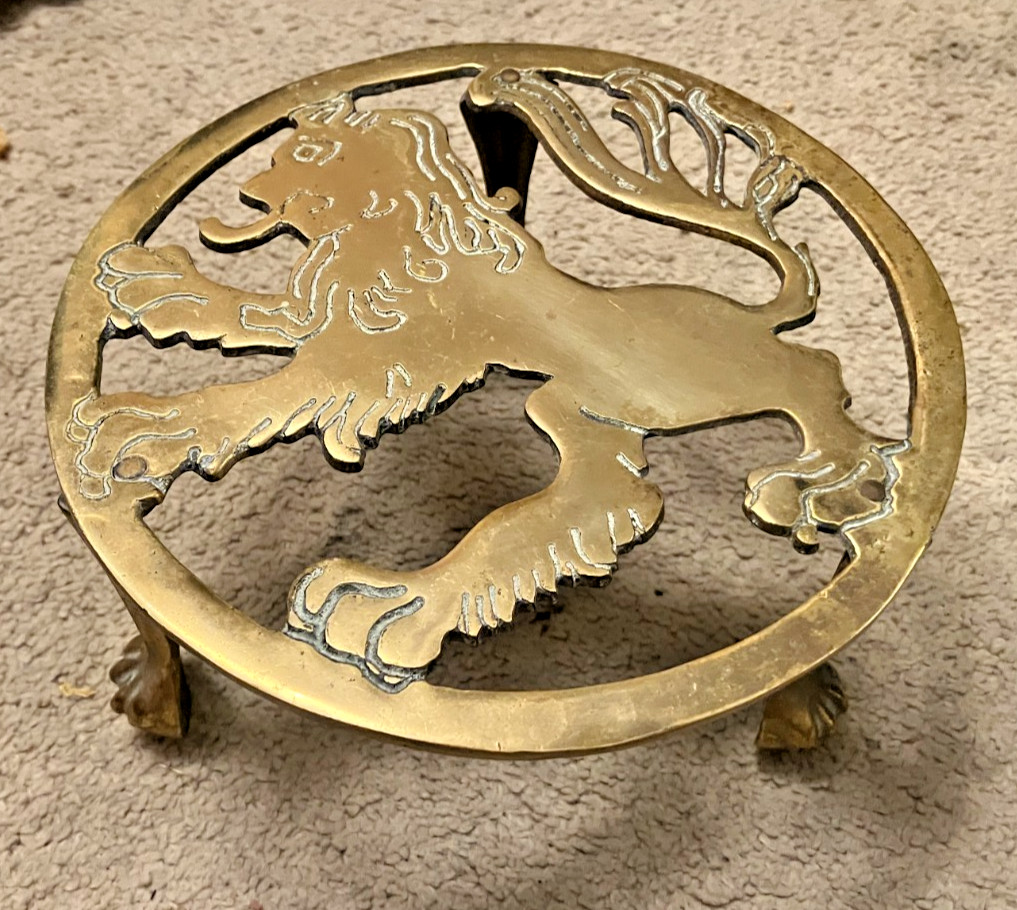 ANTIQUE ROUND CAST BRASS LION TRIVET ON BALL & CLAW FEET 7.5×4 in (275)
