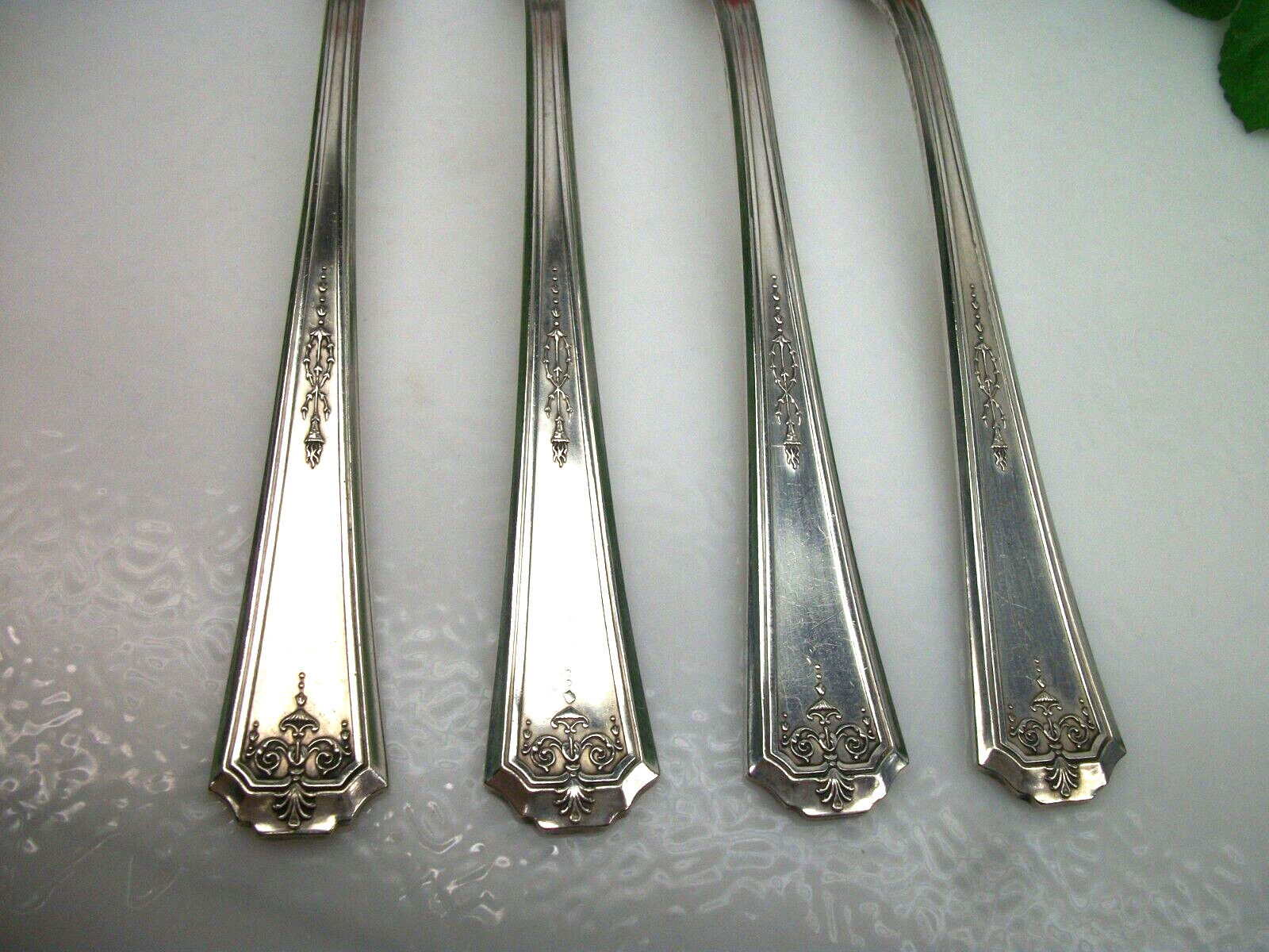4 Oneida Community Tudor Plate QUEEN BESS I Silverplate Dinner Forks 1924