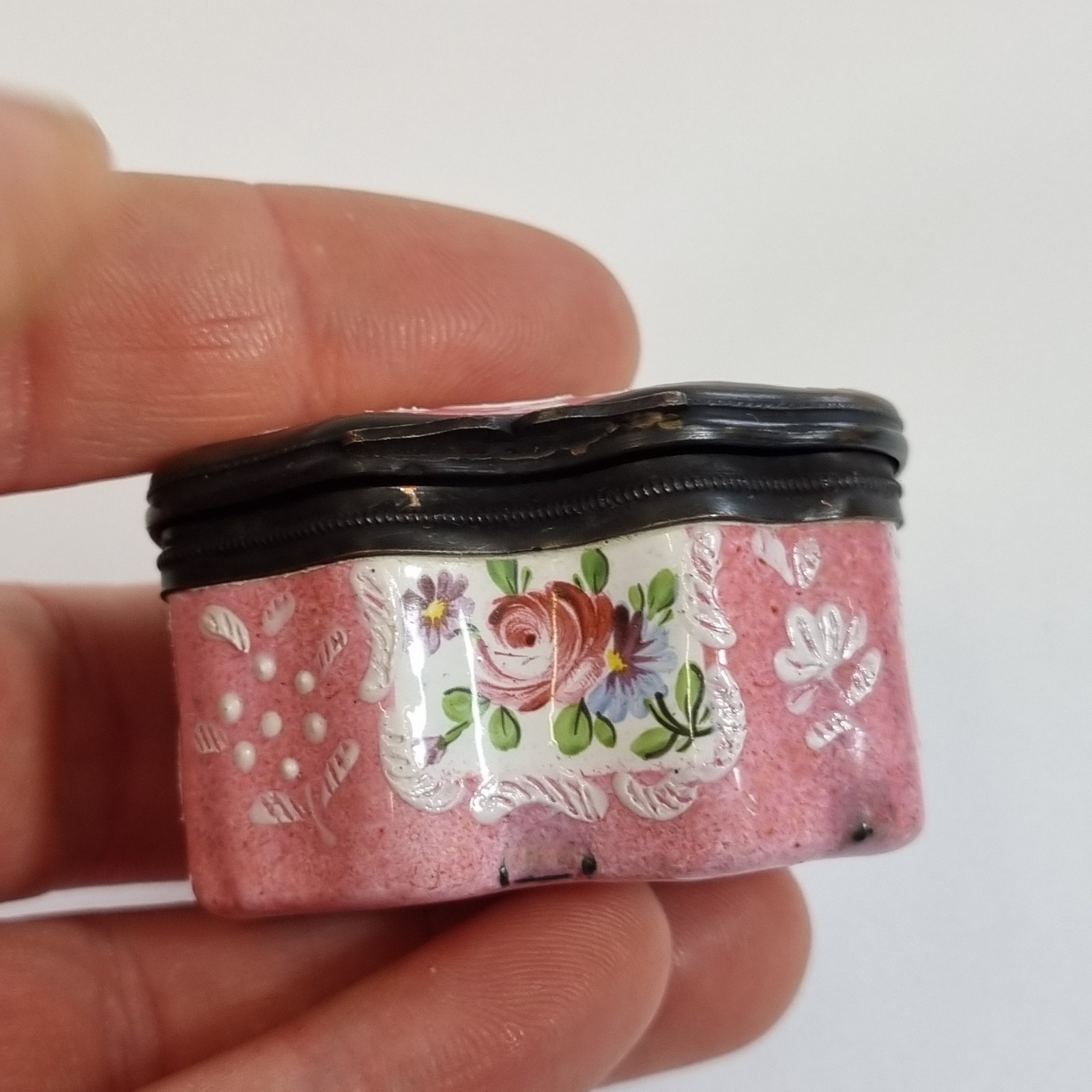 Antique 18thC Bilston Enamel Patch Box Decorated Flowers 4.6cm Wide