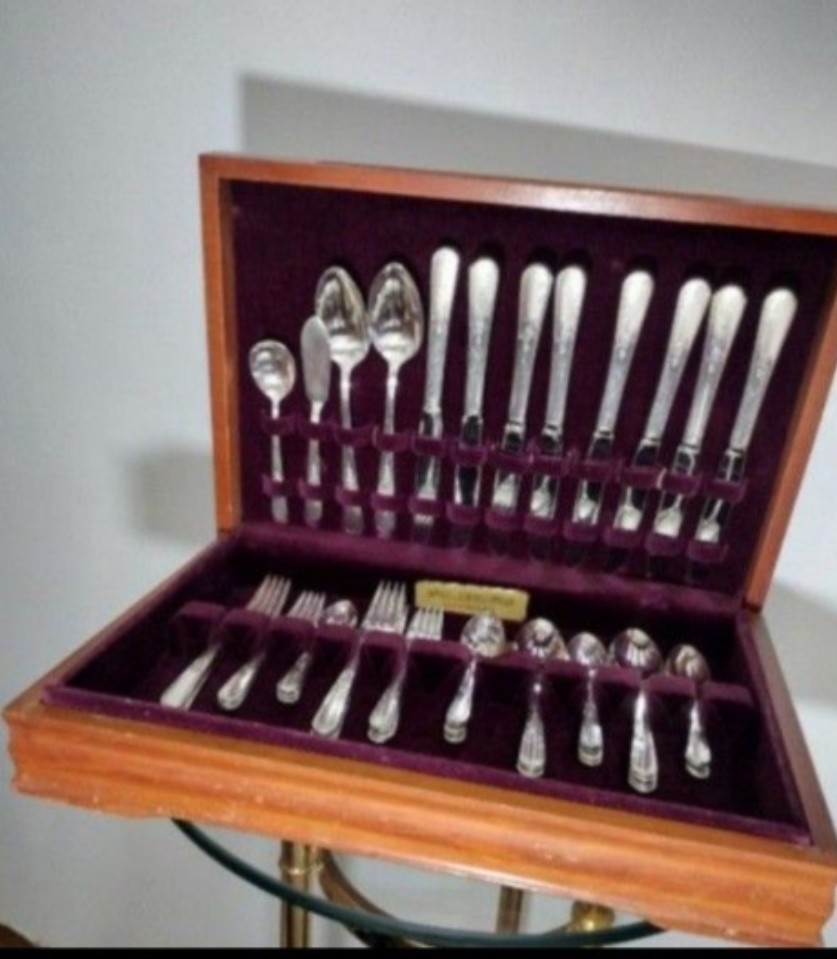 HOLMES & EDWARDS SILVERWARE CHEST SET 50 PIECES