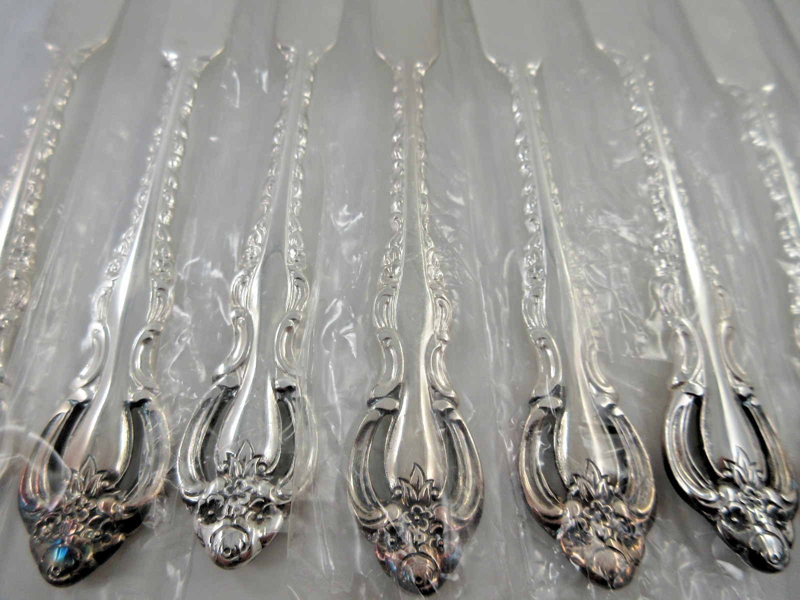 Reed & Barton Deep Silver COUNTESS 8 Butter Spreaders Silverplate Flatware Korea