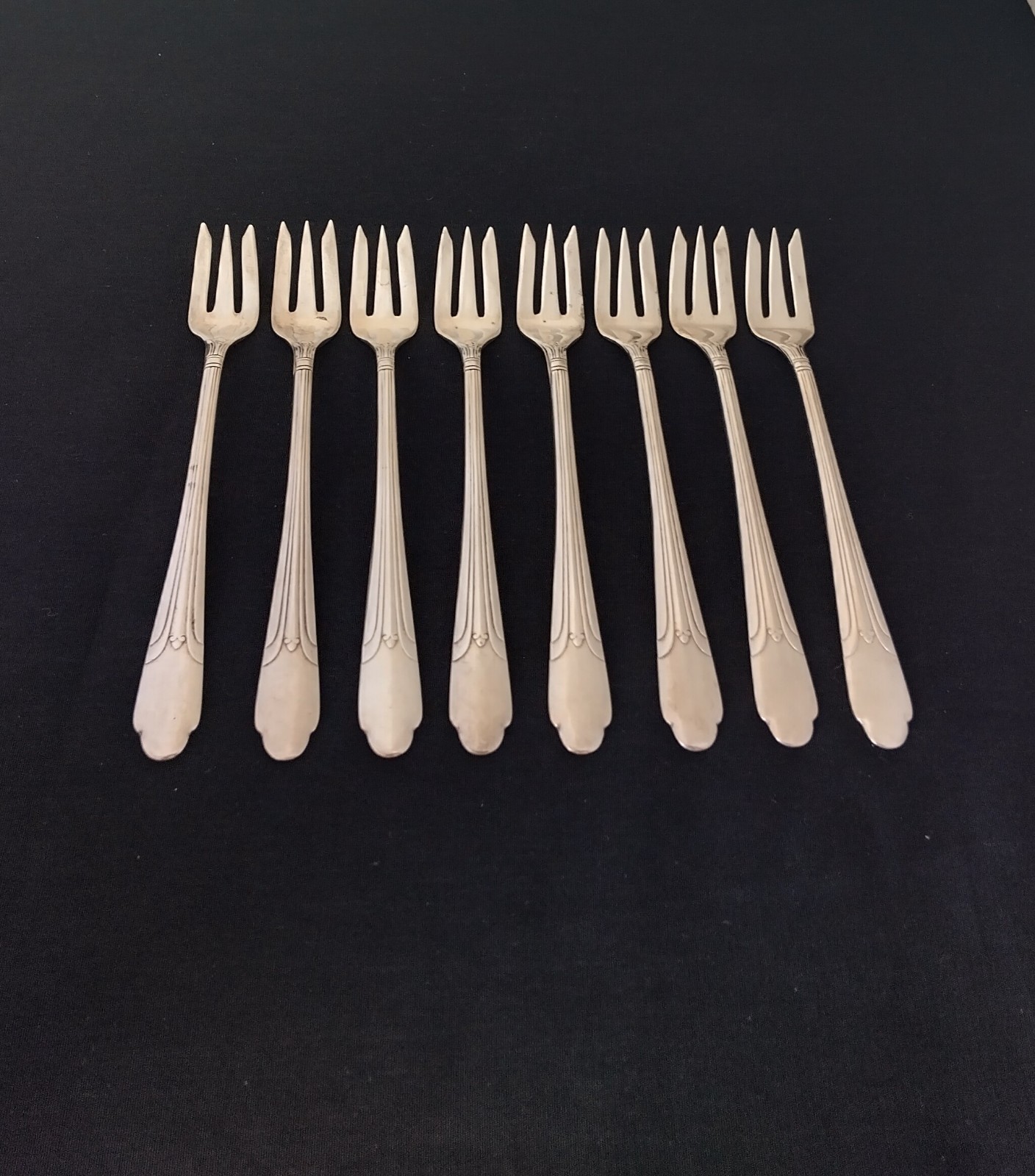 Wm. Rogers “Ultra” A1 Silverplate Cocktail / Seafood Forks – Set of 8 – Art Deco