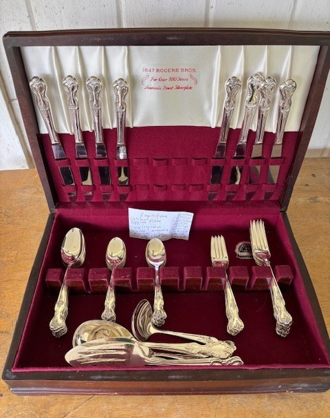Wm Rogers Mfg Co Extra Plate INSPIRATION MAGNOLIA Setting for 8 Serving PRISTINE