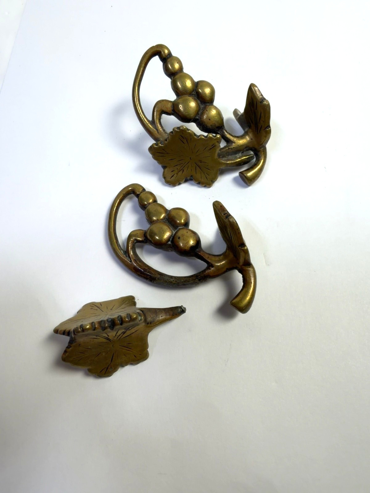 Antique Brass Grape Vine Curtain Tieback Pair Flower Broken AS IS