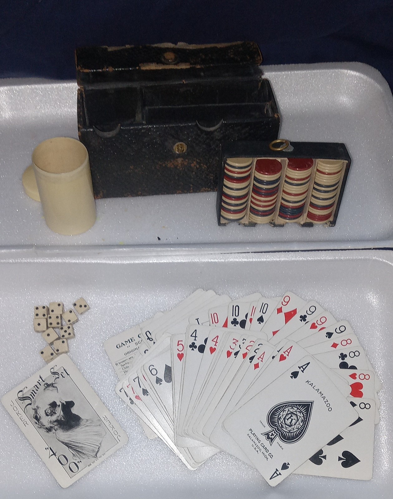RARE 1906 TRAVEL GAME KIT: 10 BONE DICE, NICE OLD OAKEN CARD SET, 90 CLAY CHIPS