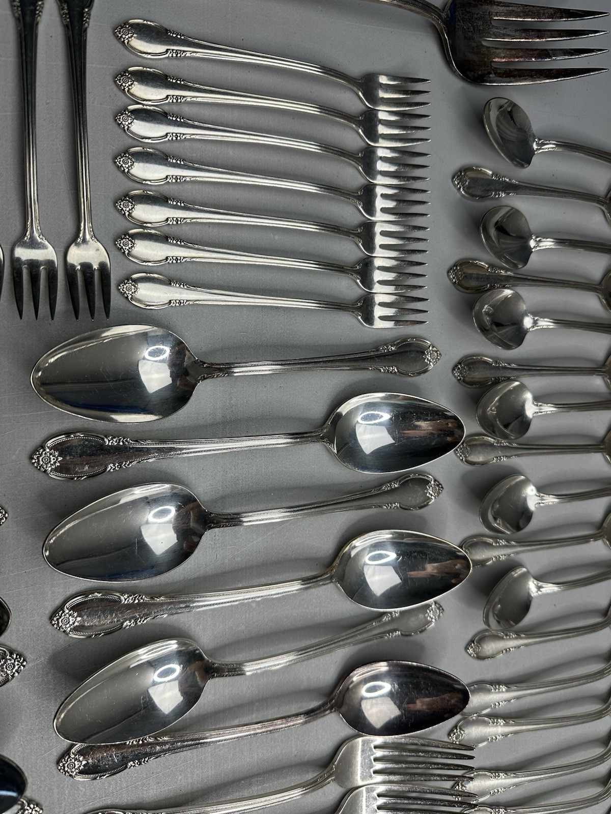 1847 Rogers Bros. Set For 12 Remembrance Silverplate Flatware Set 105 pcs
