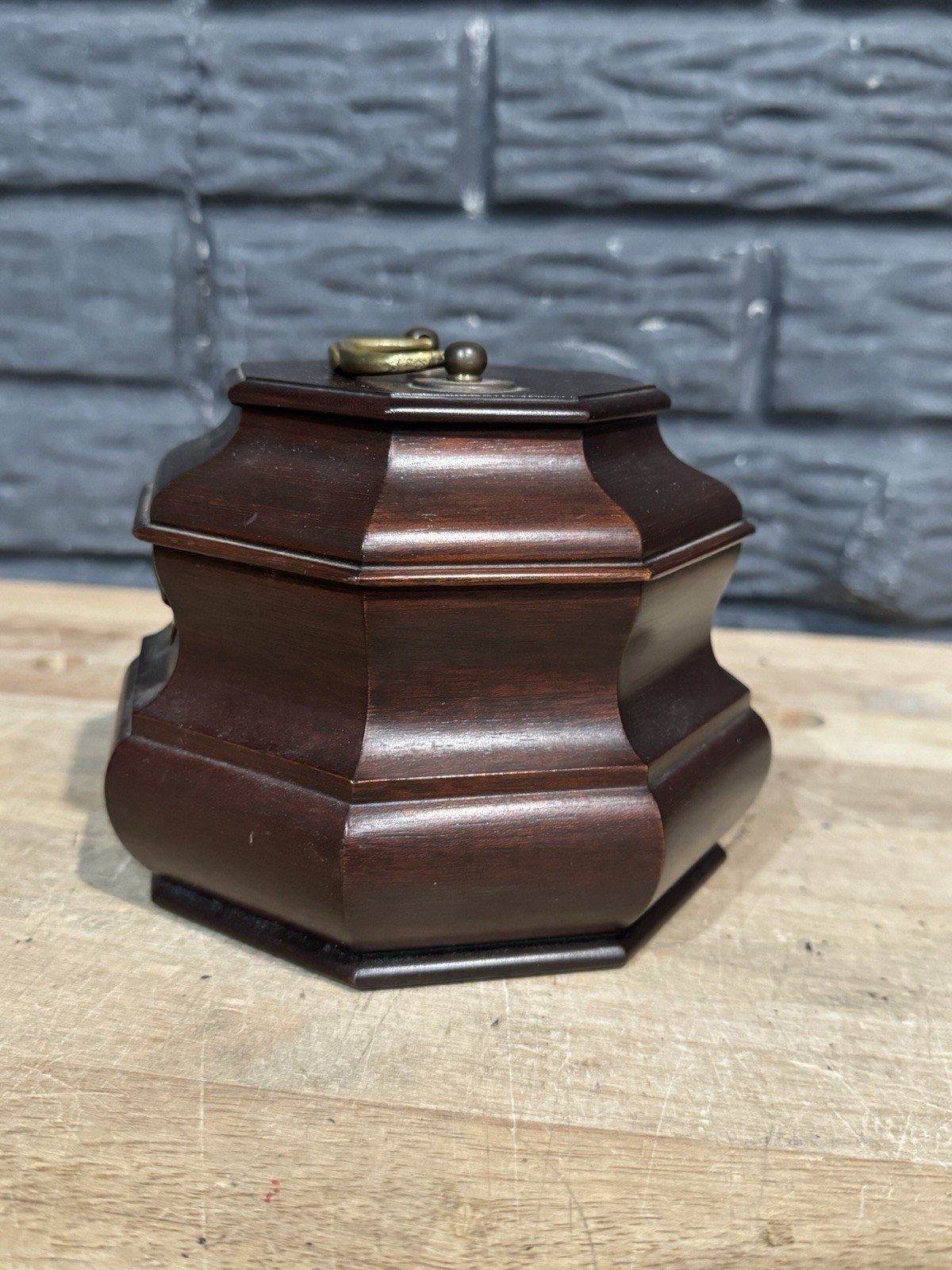 COLONIAL WILLIAMSBURG FIVE FORKS CABINET SHOP WOODEN TEA CADDY WITH KEY