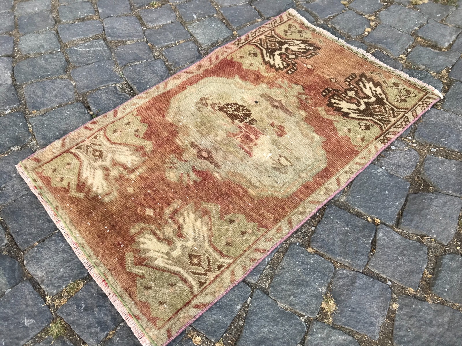 Turkish Vintage Small Rug Handmade Wool Bohemian Bath Mat Rug 1,6 x 2,6 ft