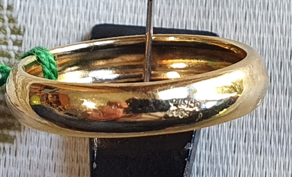 18 CARAT YELLOW AND WHITE GOLD RING. Weight 1.80 grams. Finger number 13.