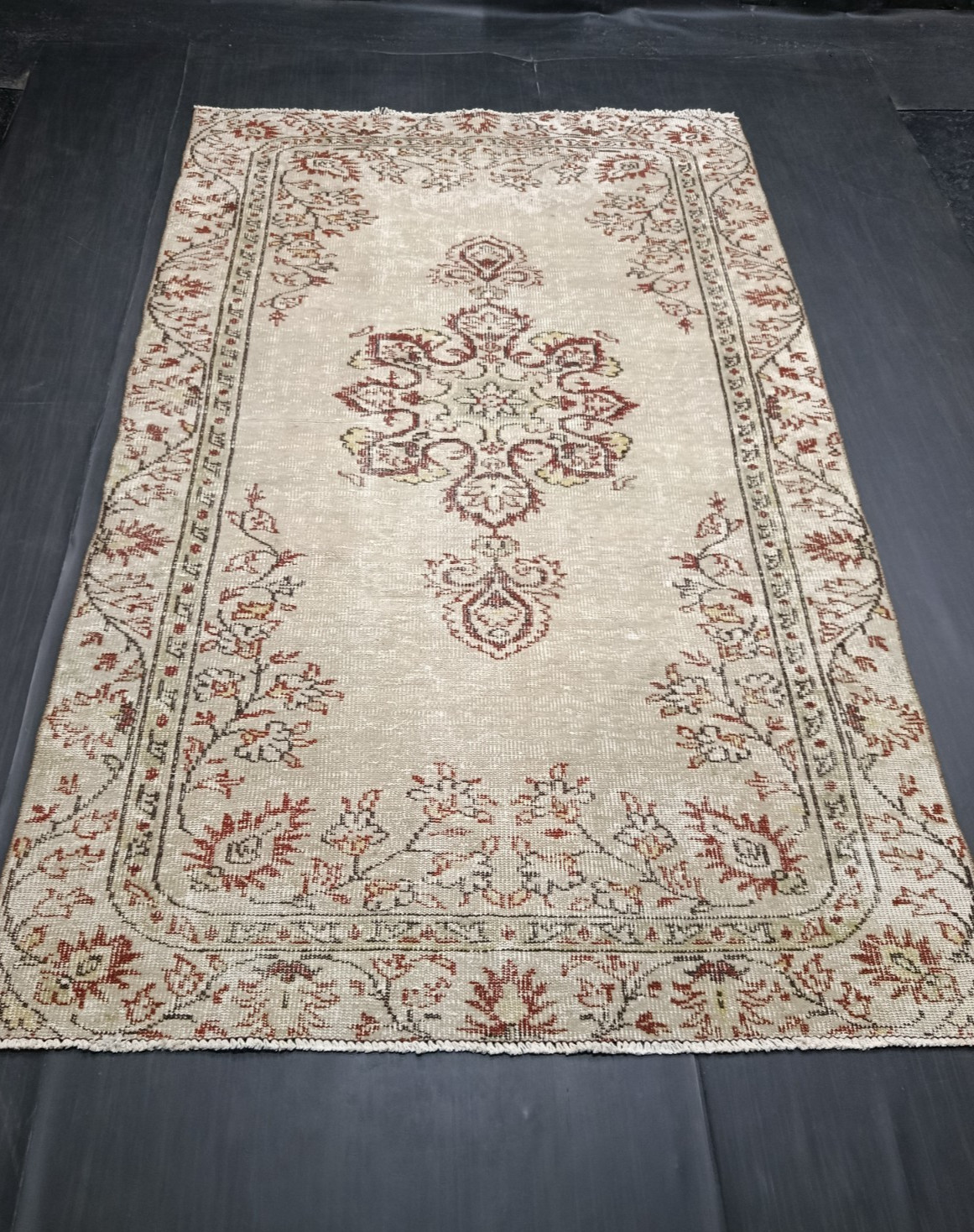 Vintage Turkish Living Room Rug, 4.7×7.8ft, Antique Beige Medallion Oushak Rug,