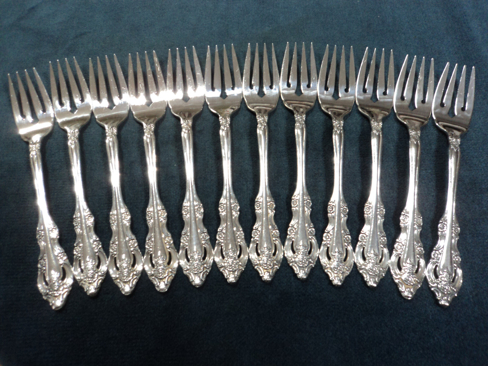 Silverplate Flatware Lot of 12 Pierced Salad Forks Oneida Silver Artistry