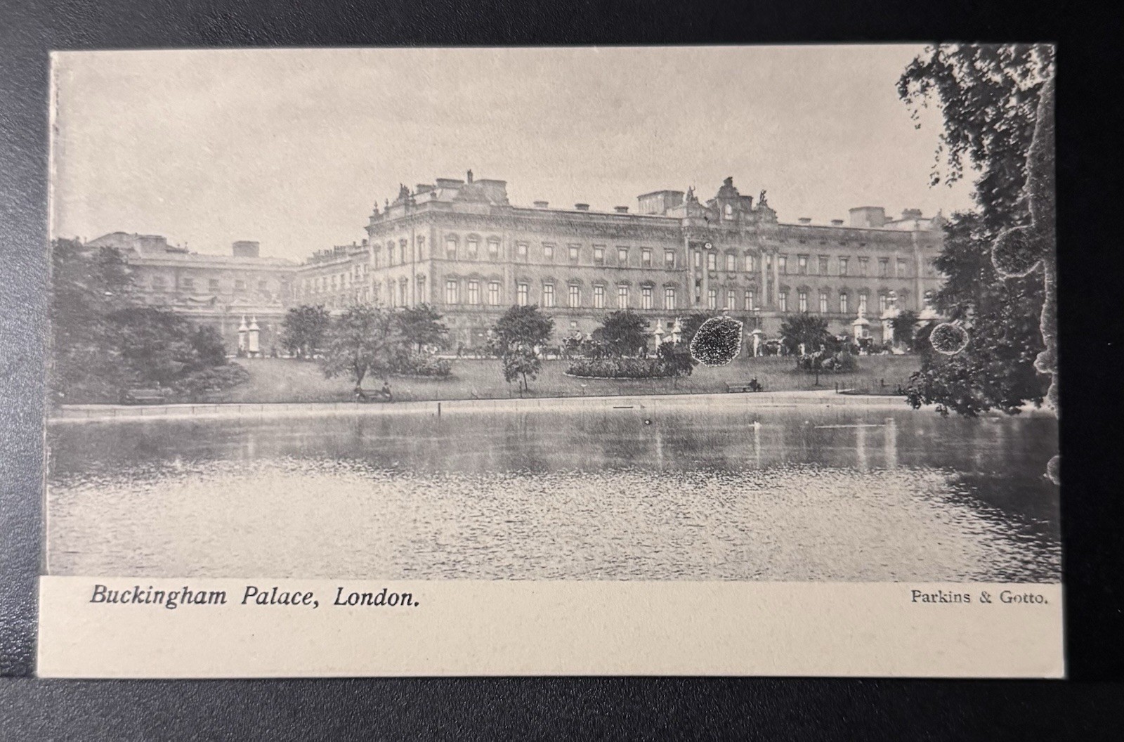 VINTAGE POSTCARDS: Buckingham Palace, London.