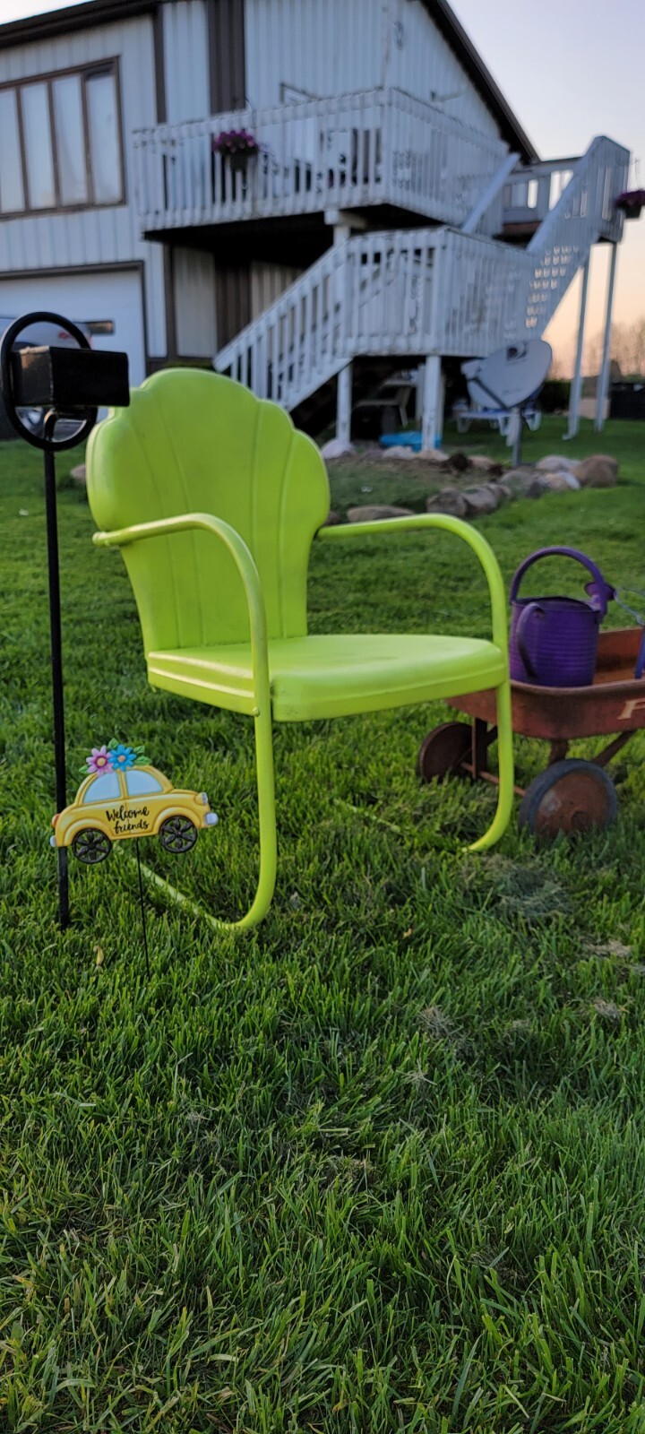 Vintage Metal Clamshell Chair – Adult