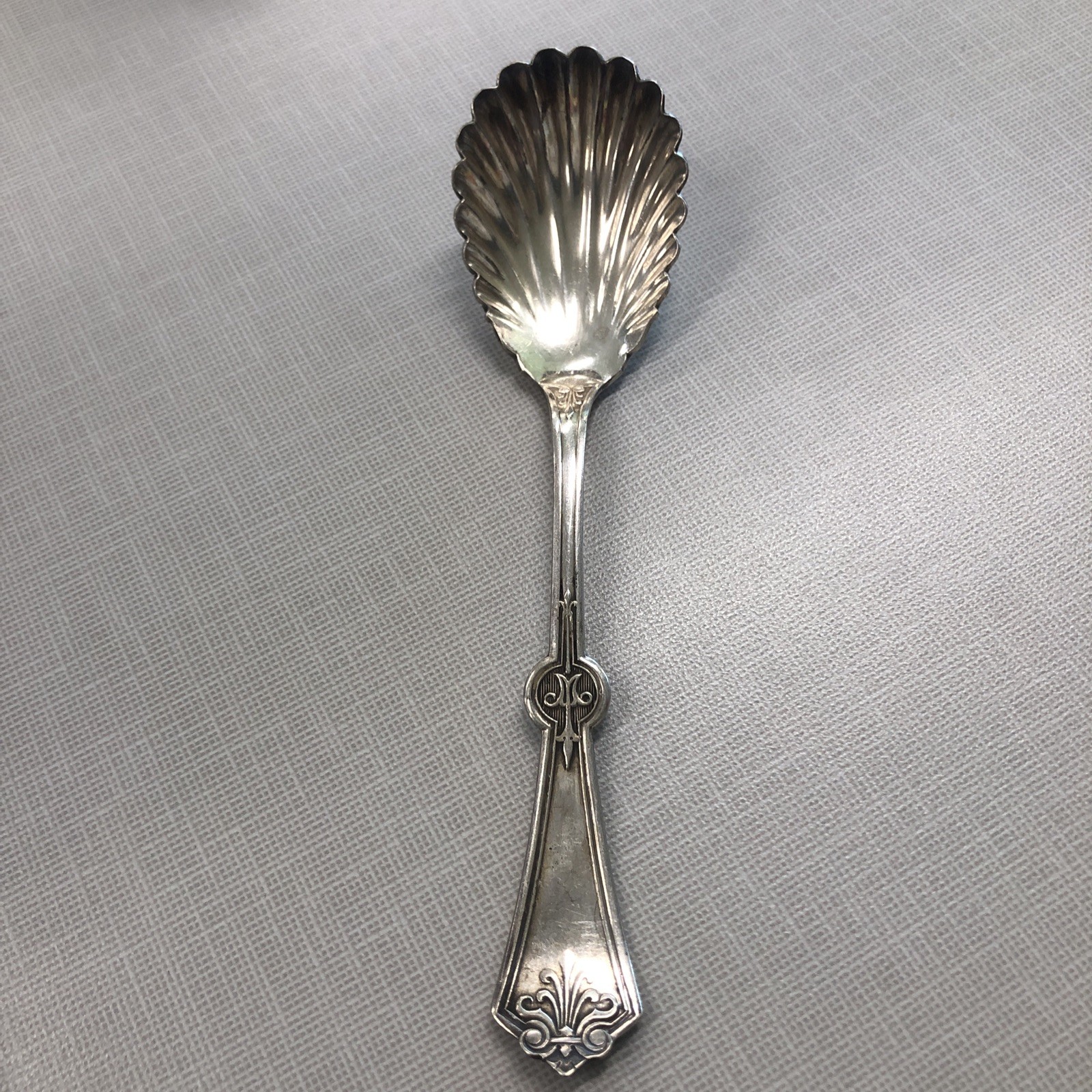 Rogers 1871 PERSIAN Pattern Sugar Scalloped Shell Spoon IS Silverplate Flatware