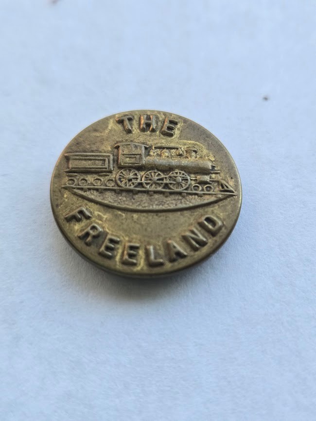 THE FREELAND OVERALL BUTTON Wobble Shank medium 3/4” LOCOMOTIVE