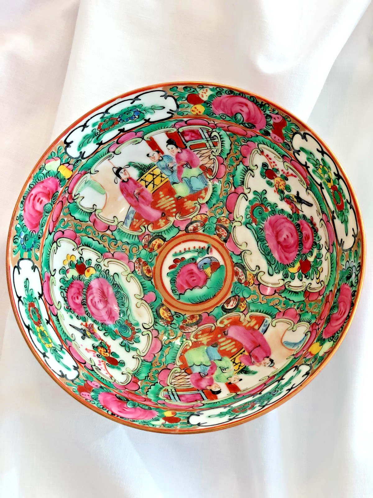 PORCELAN ROSE FAMILIAR BOWL DECORATED IN HONG KONG c. 1920 VINTAGE