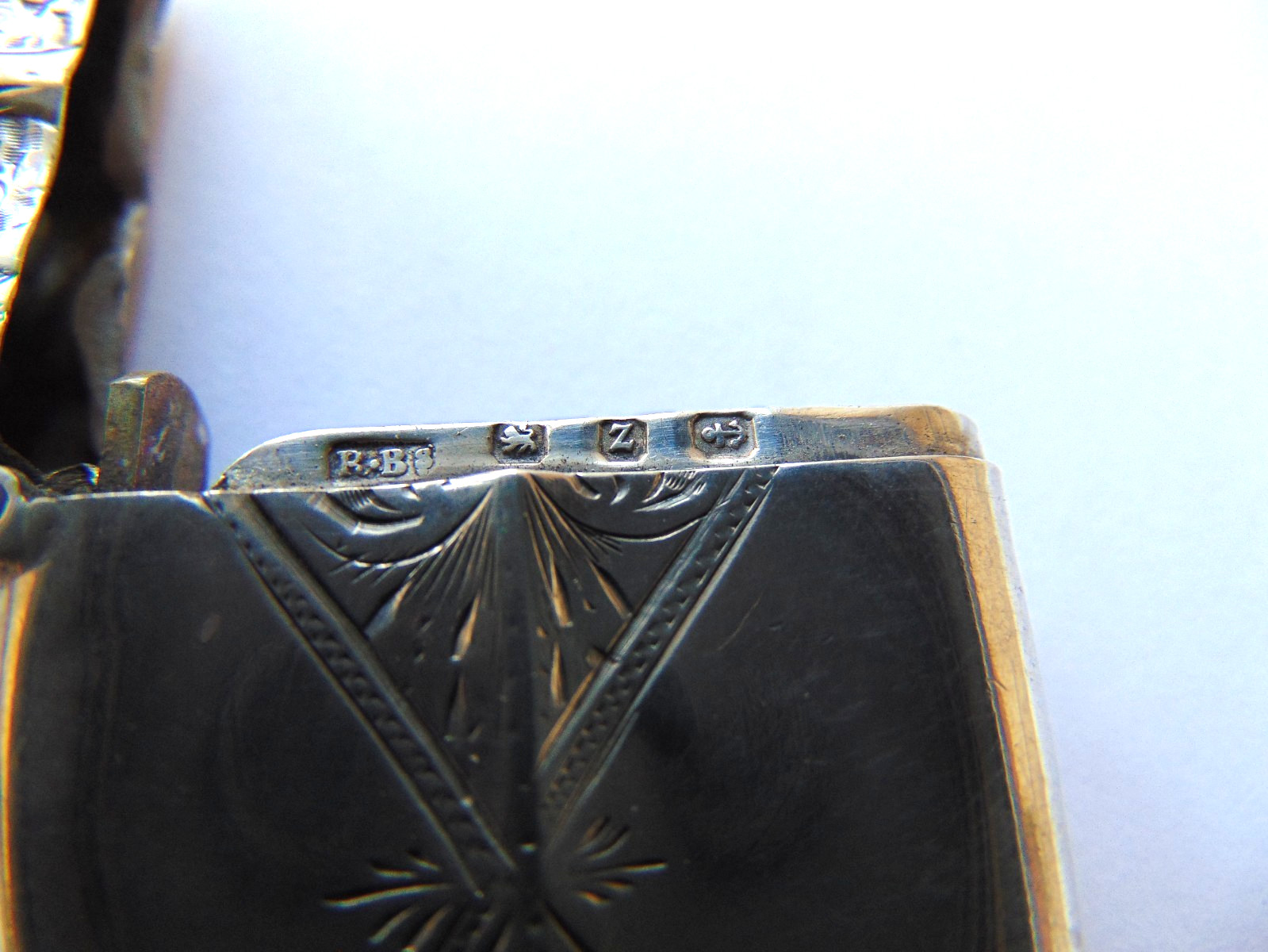 PRETTY VICTORIAN STERLING SILVER BRIGHT CUT VESTA CASE 1900