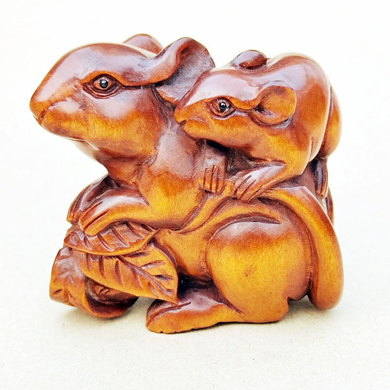G9045 – 2″ Hand Carved Boxwood Netsuke Figurine – Mouse Mom and Baby