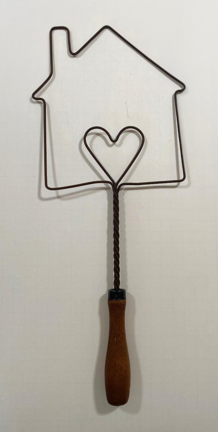 Vintage Twisted Wire Rug Beater 17″ Long Wooden Handle~House Shaped Heart